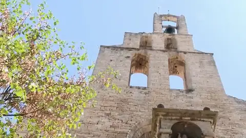 Los vecinos de Banyoles piden que las campanas de su iglesia vuelvan a sonar tras silenciarlas por las quejas de pisos turísticos Los vecinos de Banyoles piden que las campanas de su iglesia vuelvan a sonar tras silenciarlas por las quejas de pisos turísticos