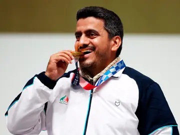 Javad Foroughi muerde la medalla de oro lograda en Tokio 2020 Javad Foroughi muerde la medalla de oro lograda en Tokio 2020