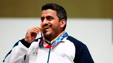 Javad Foroughi muerde la medalla de oro lograda en Tokio 2020 Javad Foroughi muerde la medalla de oro lograda en Tokio 2020