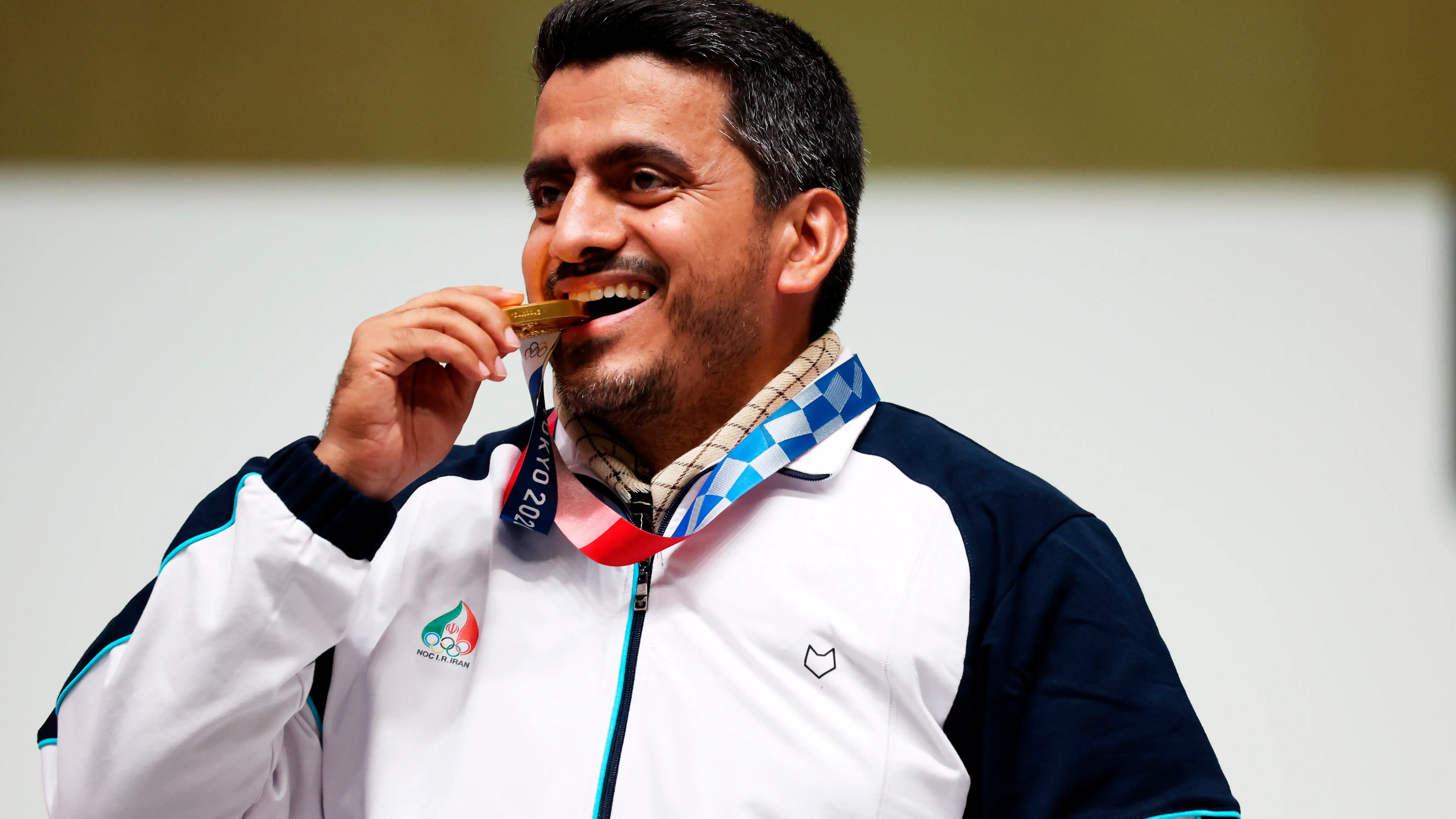 Javad Foroughi muerde la medalla de oro lograda en Tokio 2020 Javad Foroughi muerde la medalla de oro lograda en Tokio 2020