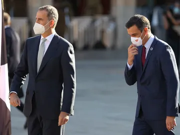 El rey Felipe junto con el presidente del Gobierno, Pedro Sánchez a su llegada a la XXIV Conferencia de Presidentes, el máximo órgano político de coordinación multilateral, que se celebra este viernes en el Convento de San Esteban El rey Felipe junto con el presidente del Gobierno, Pedro Sánchez a su llegada a la XXIV Conferencia de Presidentes, el máximo órgano político de coordinación multilateral, que se celebra este viernes en el Convento de San Esteban