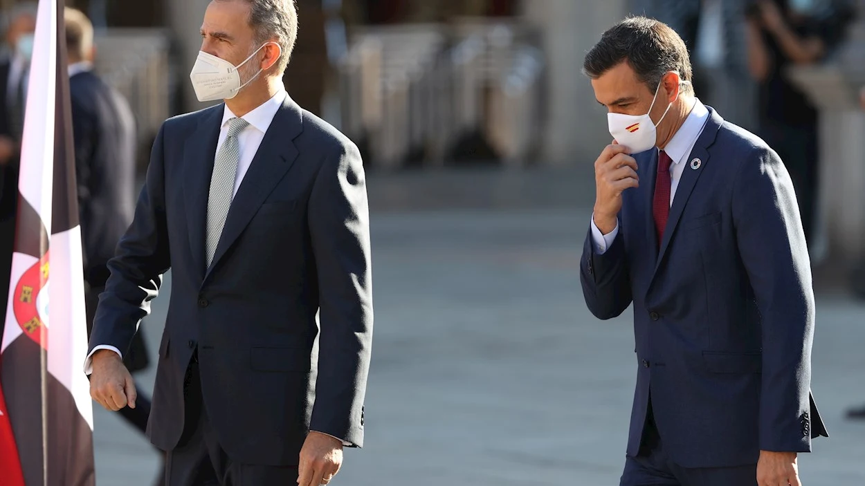 El rey Felipe junto con el presidente del Gobierno, Pedro S&aacute;nchez a su llegada a la XXIV Conferencia de Presidentes, el m&aacute;ximo &oacute;rgano pol&iacute;tico de coordinaci&oacute;n multilateral, que se celebra este viernes en el Convento de San Esteban