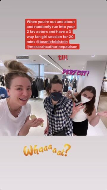 Kaley Cuoco con Sarah Paulson y Beanie Feldstein