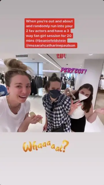 Kaley Cuoco con Sarah Paulson y Beanie Feldstein Kaley Cuoco con Sarah Paulson y Beanie Feldstein