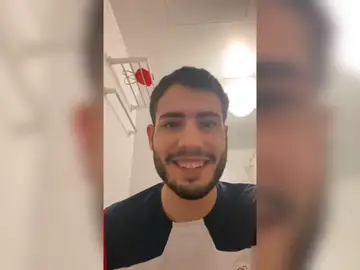 Álex Abrines muestra como funcionan los tecnológicos WC de Tokio 2020: "Hay un botón que pone masaje. ¿Igual debería darle, no?" Álex Abrines muestra como funcionan los tecnológicos WC de Tokio 2020: "Hay un botón que pone masaje. ¿Igual debería darle, no?"