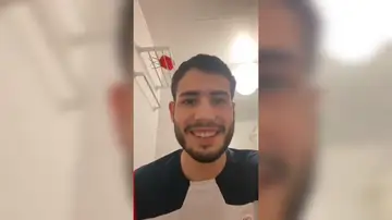Álex Abrines muestra como funcionan los tecnológicos WC de Tokio 2020: "Hay un botón que pone masaje. ¿Igual debería darle, no?" Álex Abrines muestra como funcionan los tecnológicos WC de Tokio 2020: "Hay un botón que pone masaje. ¿Igual debería darle, no?"