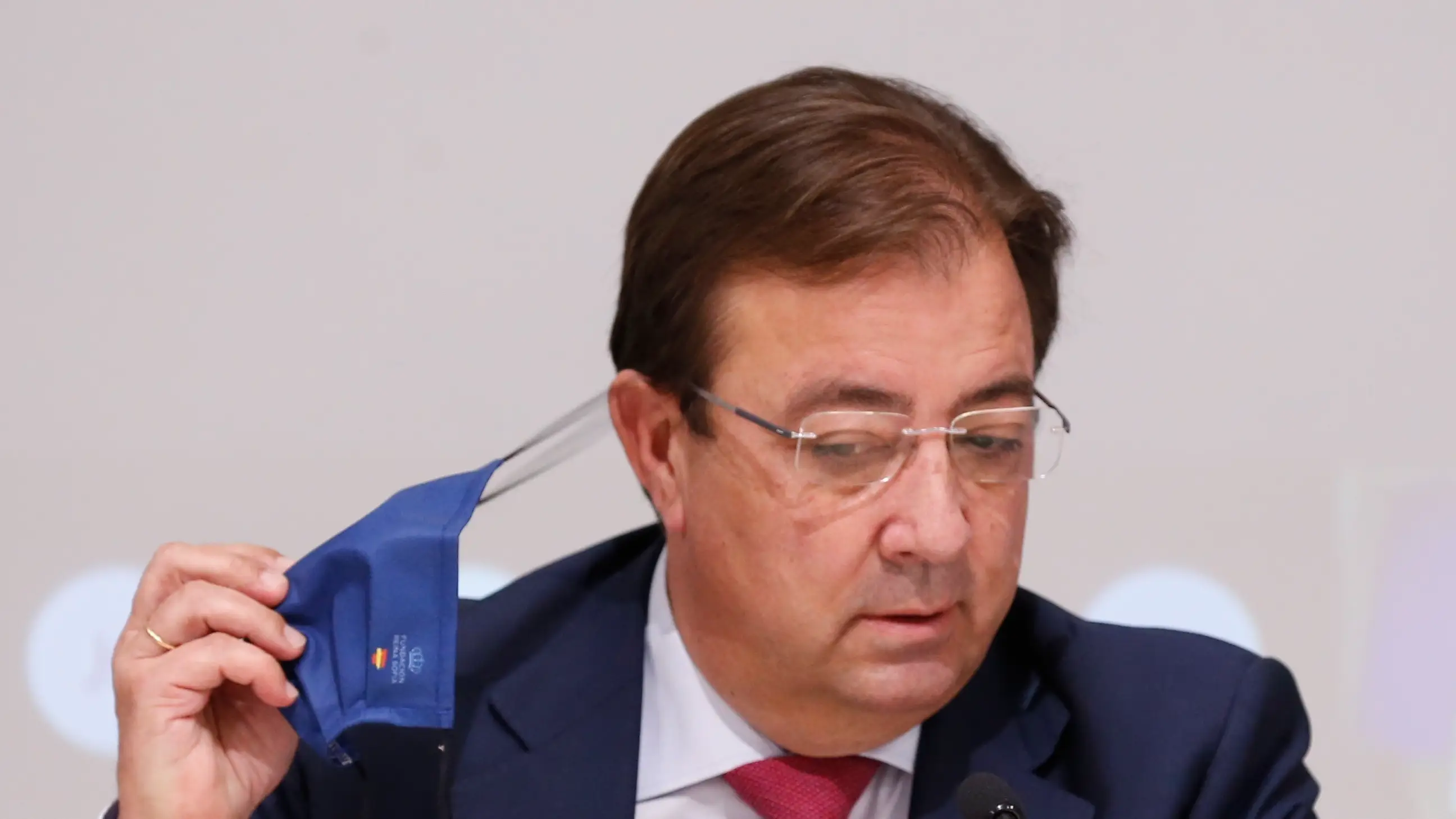 Guillermo Fern&aacute;ndez Vara propone en la Conferencia de Presidentes la mascarilla obligatoria durante todos los inviernos