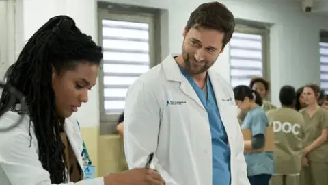 Ryan Eggold y Freema Agyeman en 'New Amsterdam' Ryan Eggold y Freema Agyeman en 'New Amsterdam'