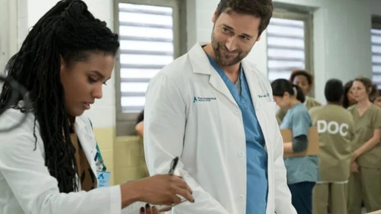 Ryan Eggold y Freema Agyeman en 'New Amsterdam'