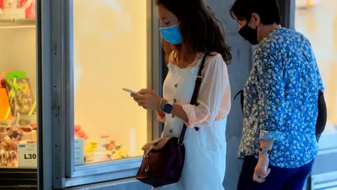 Dos personas con mascarillas Dos personas con mascarillas