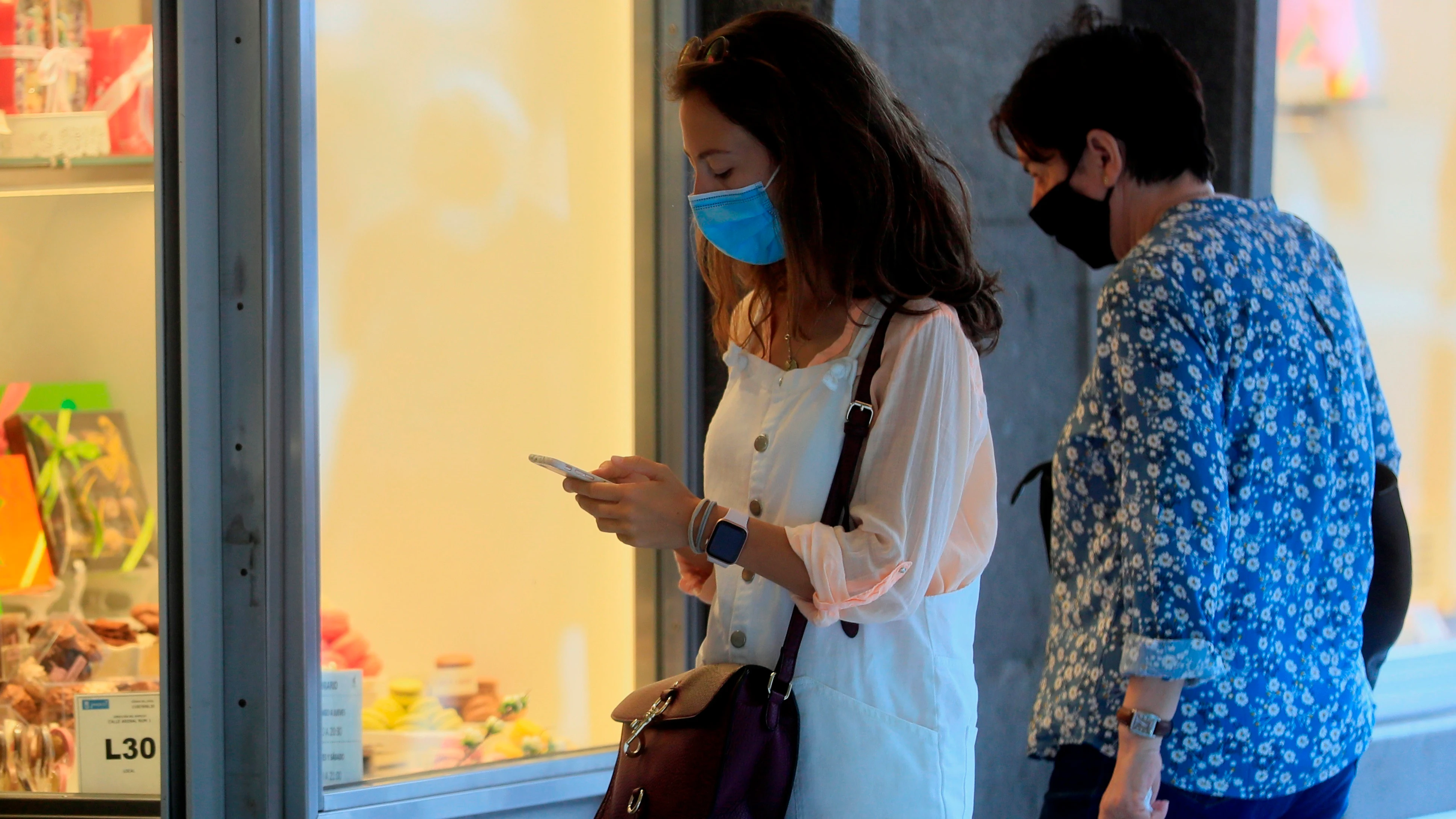 Dos personas con mascarillas Dos personas con mascarillas