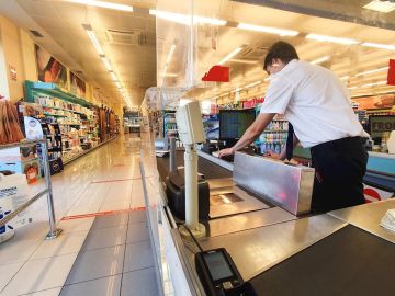 Un cajero trabaja en un supermercado de Valladolid 