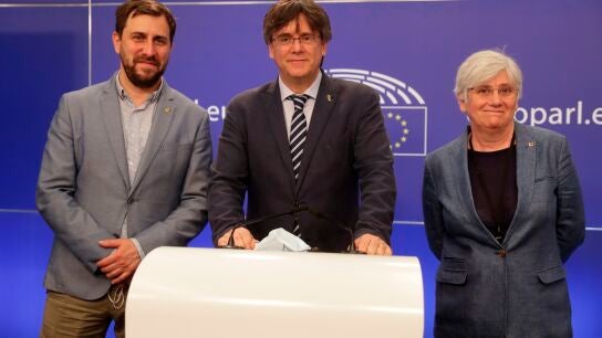 Toni Com&iacute;n, Carles Puigdemont y Clara Ponsat&iacute;