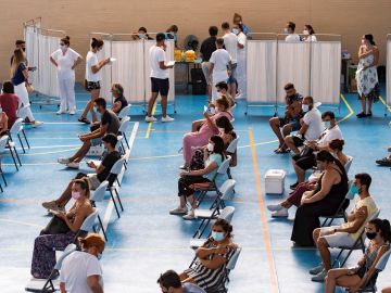 Centro de vacunación contra el coronavirus en Alicante