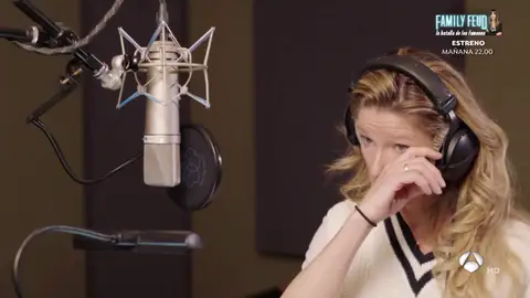 Anne Igartiburu se rompe en el estudio con ‘La niña que llora en tus fiestas’ En el estudio de grabación