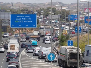 Retenciones de tráfico en la autovia A-7 a su paso por Murcia. 
