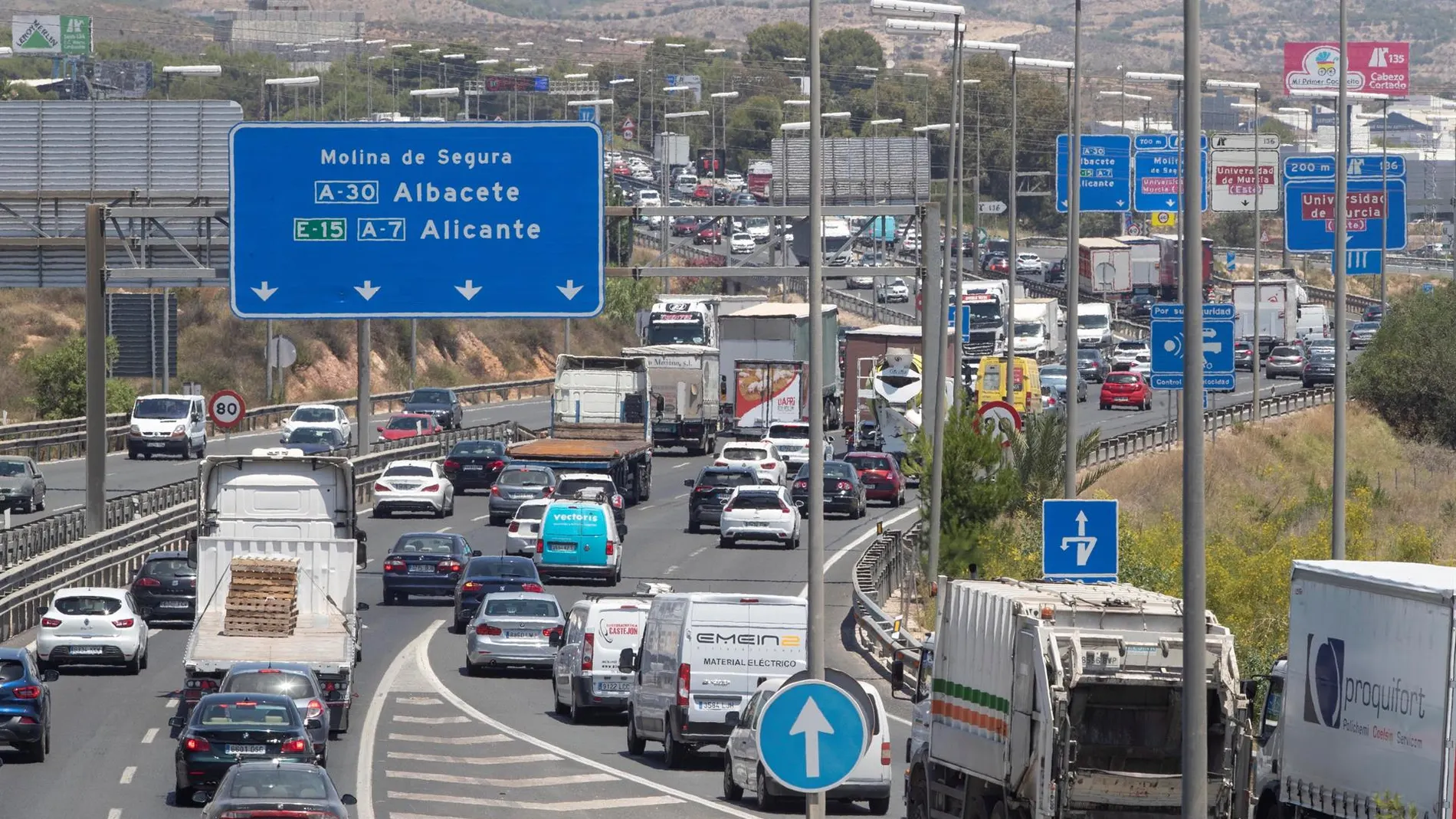 Retenciones de tráfico en la autovia A-7 a su paso por Murcia. 
