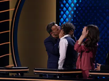 El beso entre Àngel Llàcer y Javier Ambrossi sacude el plató de ‘Family Feud’ El beso entre Àngel Llàcer y Javier Ambrossi sacude el plató de ‘Family Feud’
