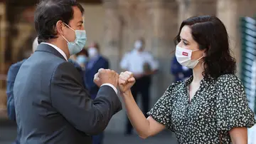 El presidente de la Junta de Castilla y León, Alfonso Fernández Mañueco (i) saluda a la presidenta de la Comunidad de Madrid, Isabel Díaz Ayuso a su llegada a la XXIV Conferencia de Presidentes, hoy en Salamanca El presidente de la Junta de Castilla y León, Alfonso Fernández Mañueco (i) saluda a la presidenta de la Comunidad de Madrid, Isabel Díaz Ayuso a su llegada a la XXIV Conferencia de Presidentes, hoy en Salamanca