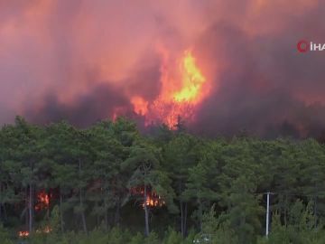 La muerte de dos bomberos en el interior de su camión eleva a 6 el número de fallecidos en los incendios en Turquía