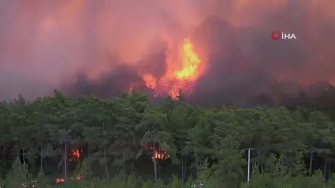 La muerte de dos bomberos en el interior de su camión eleva a 6 el número de fallecidos en los incendios en Turquía La muerte de dos bomberos en el interior de su camión eleva a 6 el número de fallecidos en los incendios en Turquía