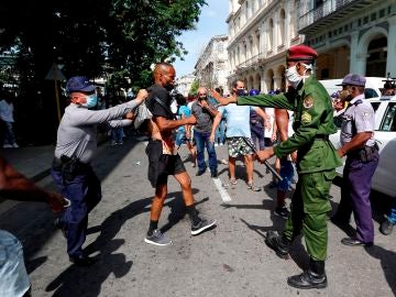 Policías arrestan a un hombre el 11 de julio en Cuba