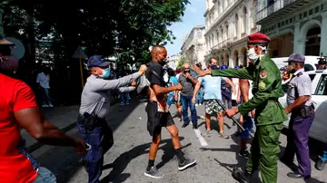 Policías arrestan a un hombre el 11 de julio en Cuba Policías arrestan a un hombre el 11 de julio en Cuba