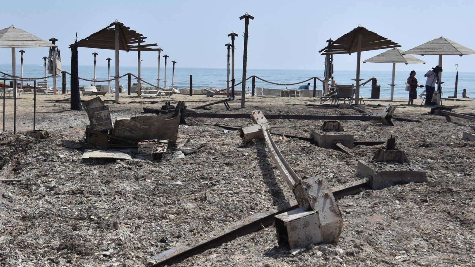 Cierra un aeropuerto en la isla de Sicilia, en Italia, por otro incendio que arrasa Palermo