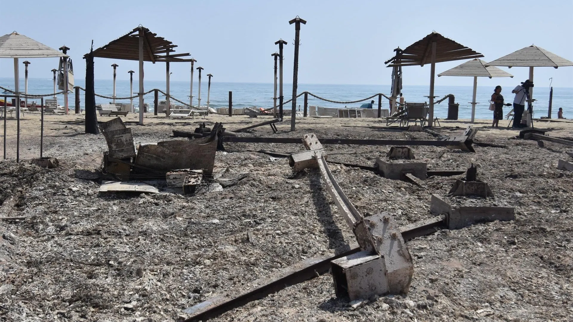 Un incendio azota también Sicilia, Italia, además de Cerdeña. Un incendio azota también Sicilia, Italia, además de Cerdeña.