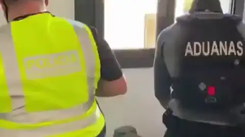 Los Mossos detienen en Barcelona a 4 atracadores pertenecientes a 2 grupos de asaltos a comercios de Cataluña Los Mossos detienen en Barcelona a 4 atracadores pertenecientes a 2 grupos de asaltos a comercios de Cataluña