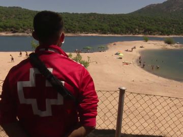 Reabre al baño el pantano de San Juan en Madrid con todas las medidas de seguridad tras un verano prohibido