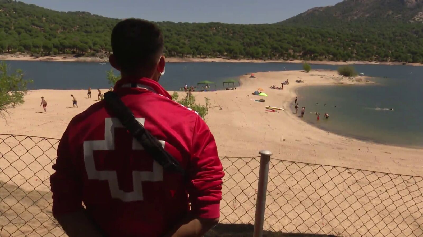 Reabre al baño la playa del pantano de San Juan con todas las medidas de seguridad tras un verano cerrada