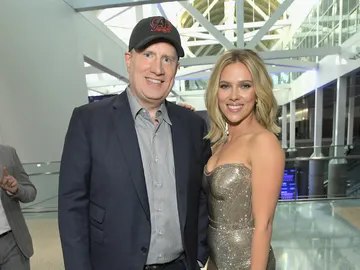 Kevin Feige y Scarlett Johansson Kevin Feige y Scarlett Johansson