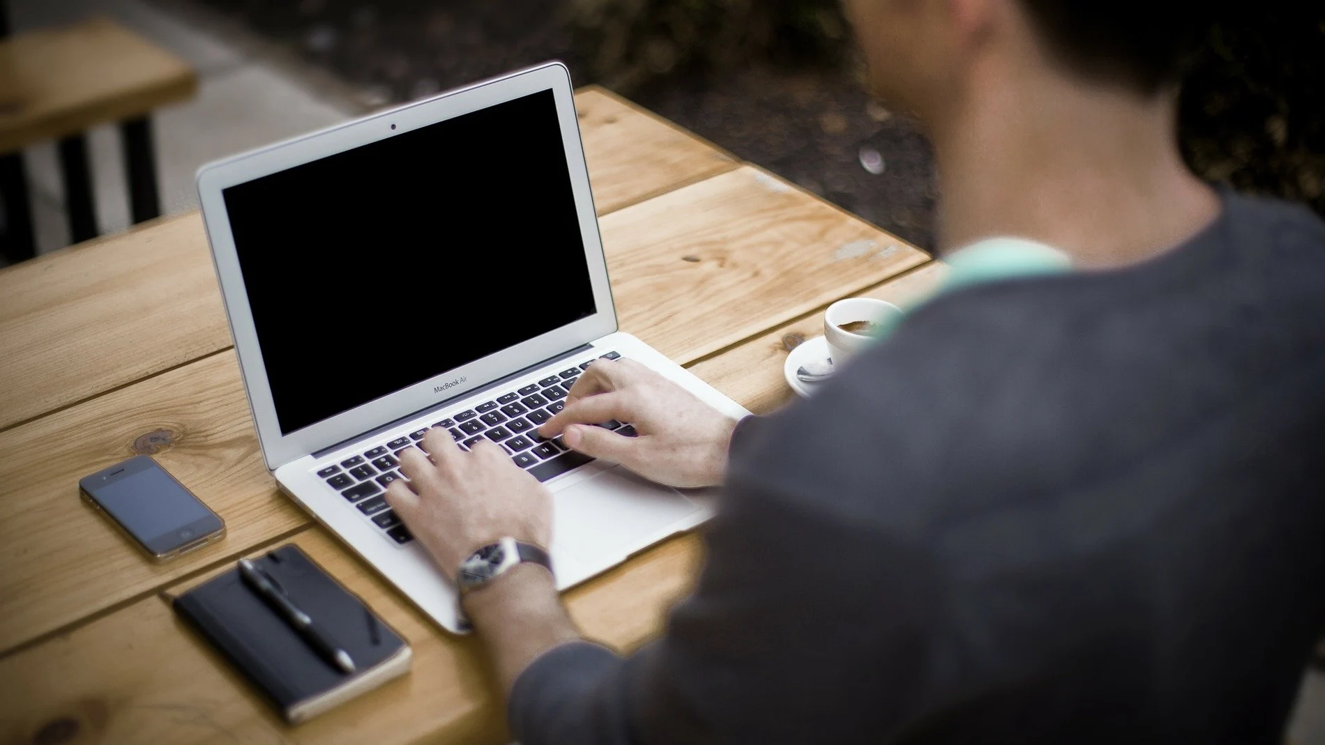Un hombre descubre que su novia virtual con la que lleva 8 meses es su compañera de piso Un hombre descubre que su novia virtual con la que lleva 8 meses es su compañera de piso