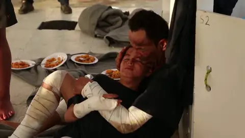 La Guardia Costera de Italia evacúa a 15 migrantes tras sufrir quemaduras La Guardia Costera de Italia evacúa a 15 migrantes tras sufrir quemaduras