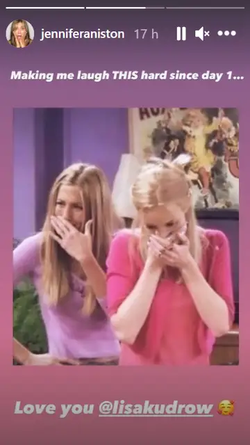 Jennifer Aniston felicita a Lisa Kudrow Jennifer Aniston felicita a Lisa Kudrow