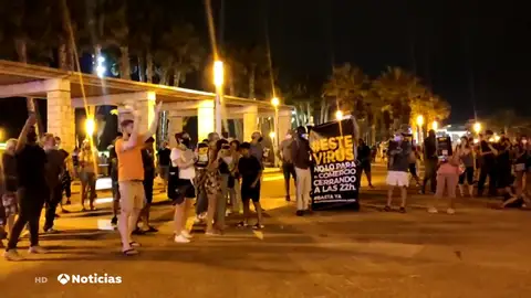 Comerciantes de Salou y La Pineda protestan para ampliar los horarios reducidos Comerciantes de Salou y La Pineda protestan para ampliar los horarios reducidos