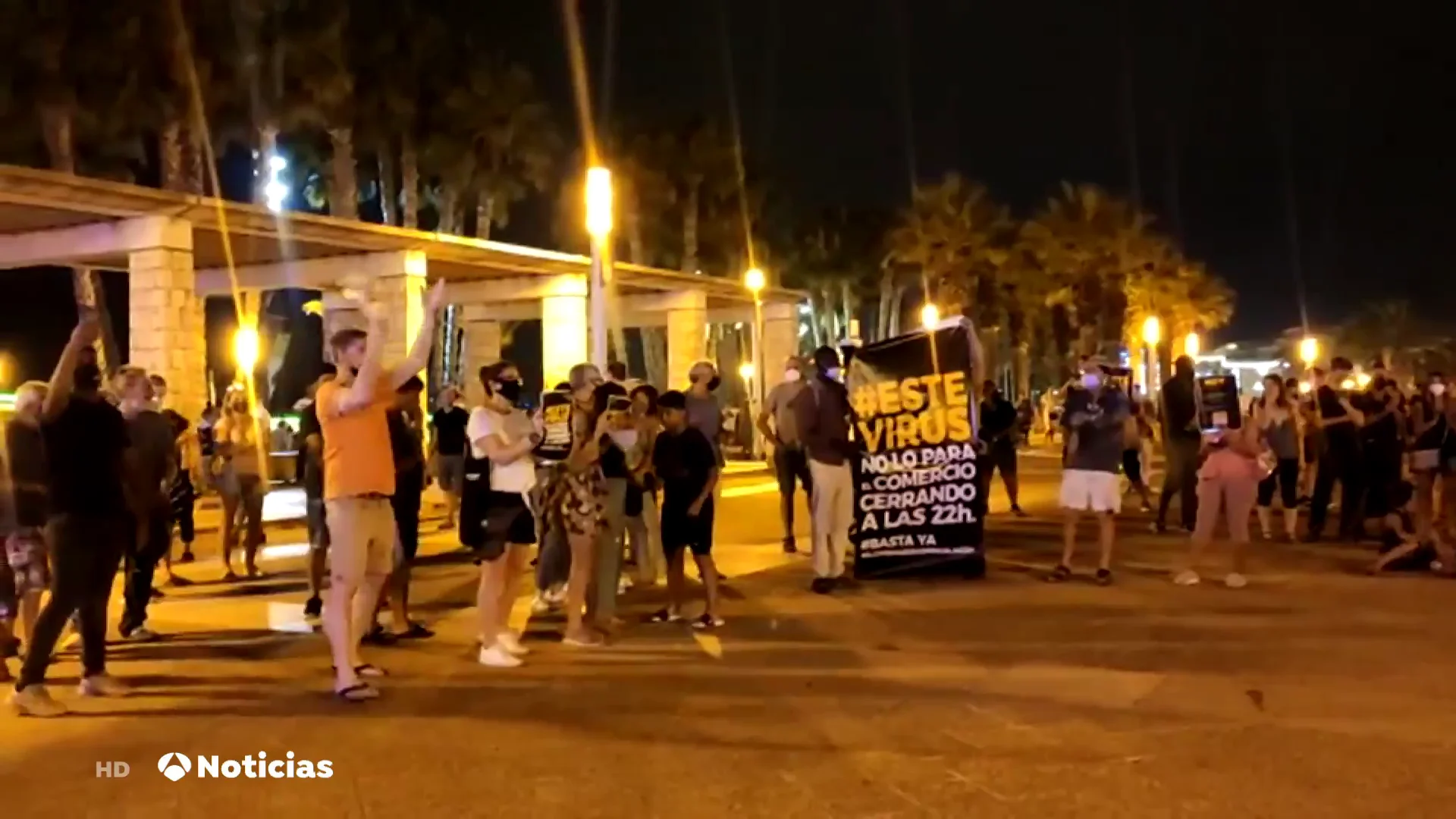 Comerciantes de Salou y La Pineda protestan para ampliar los horarios reducidos Comerciantes de Salou y La Pineda protestan para ampliar los horarios reducidos