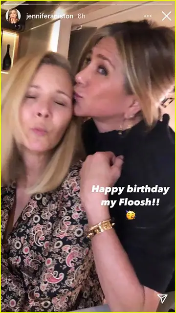 Jennifer Aniston felicita a Lisa Kudrow Jennifer Aniston felicita a Lisa Kudrow