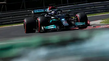 Pole de Hamilton en Hungría con Verstappen 3º, Alonso saldrá 9º y Sainz 15º tras un accidente en Q2 Pole de Hamilton en Hungría con Verstappen 3º, Alonso saldrá 9º y Sainz 15º tras un accidente en Q2