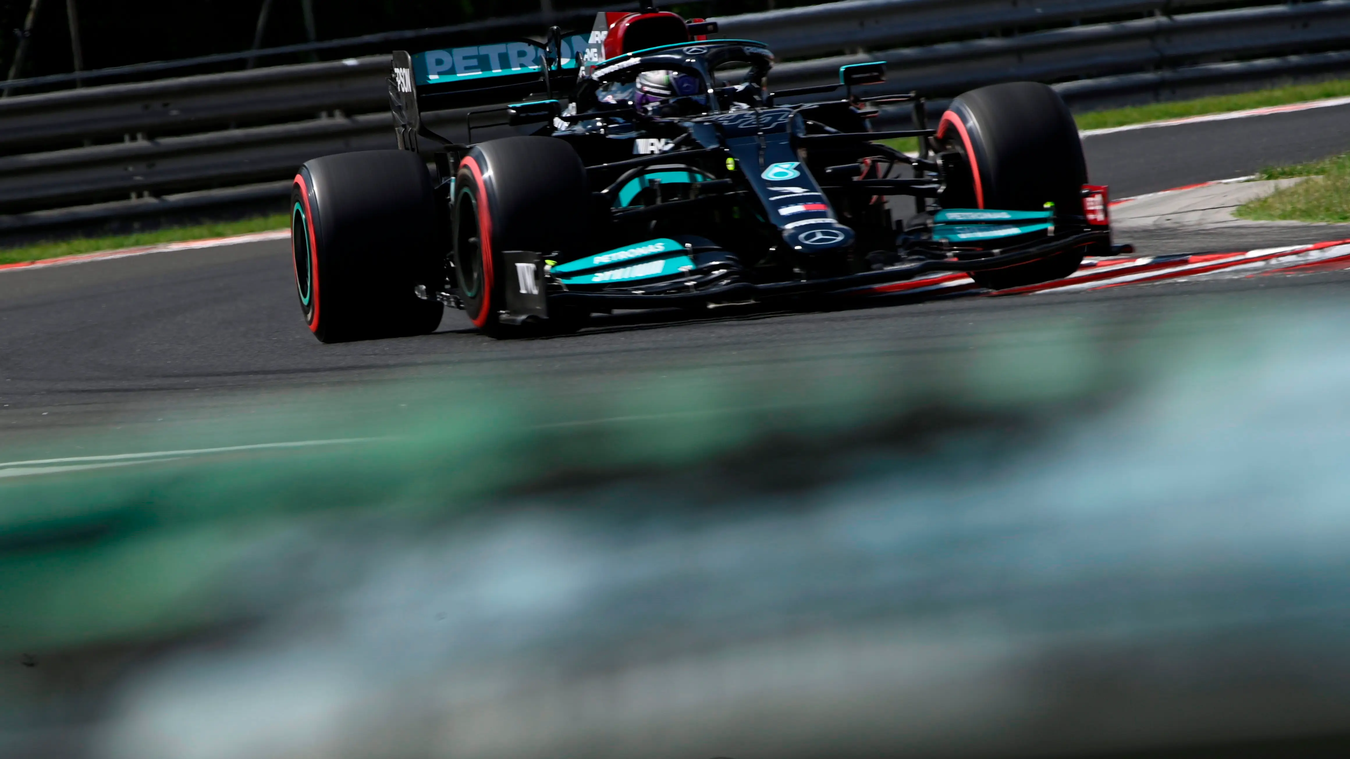 Pole de Hamilton en Hungría con Verstappen 3º, Alonso saldrá 9º y Sainz 15º tras un accidente en Q2 Pole de Hamilton en Hungría con Verstappen 3º, Alonso saldrá 9º y Sainz 15º tras un accidente en Q2