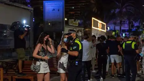 Desalojan el puerto deportivo de Marbella en la primera noche de toque de queda de la ciudad Desalojan el puerto deportivo de Marbella en la primera noche de toque de queda de la ciudad
