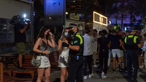 Desalojan el puerto deportivo de Marbella en la primera noche de toque de queda de la ciudad Desalojan el puerto deportivo de Marbella en la primera noche de toque de queda de la ciudad
