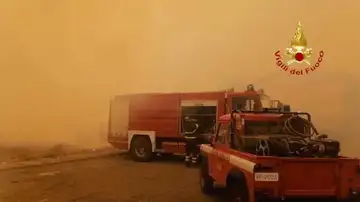 Equipos de emergencias trabajan en Sicilia para apagar el fuego.