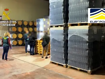 Detienen e investigan a 120 personas por fraude alimentario en una operación de la Guardia Civil en colaboración con la Europol Detienen e investigan a 120 personas por fraude alimentario en una operación de la Guardia Civil en colaboración con la Europol