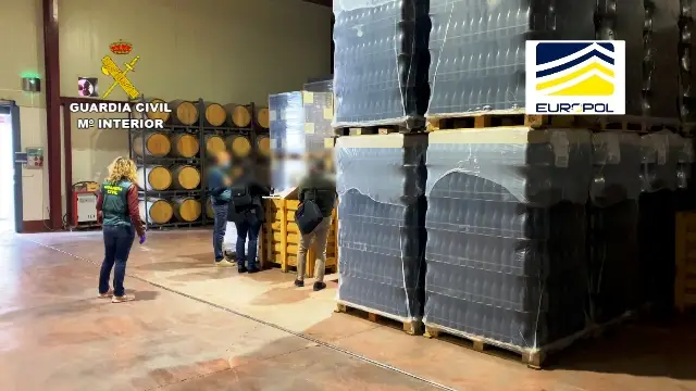 Detienen e investigan a 120 personas por fraude alimentario en una operación de la Guardia Civil en colaboración con la Europol Detienen e investigan a 120 personas por fraude alimentario en una operación de la Guardia Civil en colaboración con la Europol