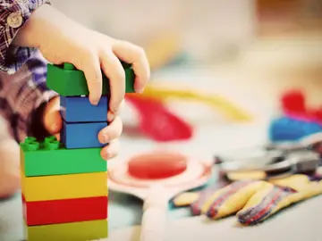 Imagen de un niño colocando las piezas de un juego Imagen de un niño colocando las piezas de un juego