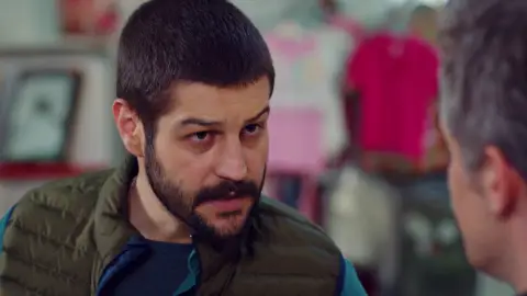 Gran tensión entre Cemal y Ugur cuando llevan a Öykü de compras 'Mi hija'