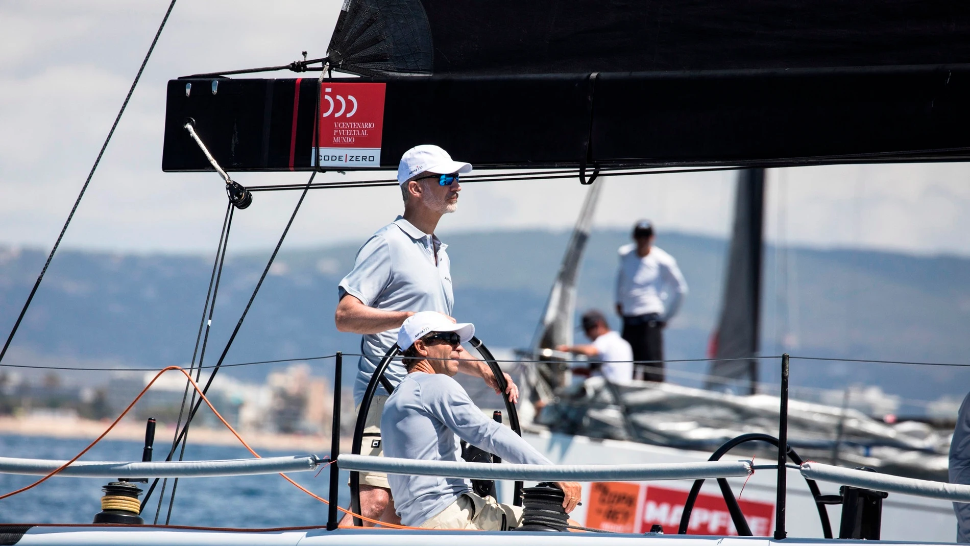 Felipe VI navega en el 'Aifos 500' en Mallorca ara preparar la Copa del Rey de vela