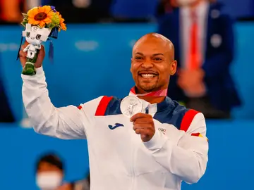 Ray Zapata consigue la plata en la final de suelo de gimnasia y España ya tiene 6 medallas Ray Zapata consigue la plata en la final de suelo de gimnasia y España ya tiene 6 medallas